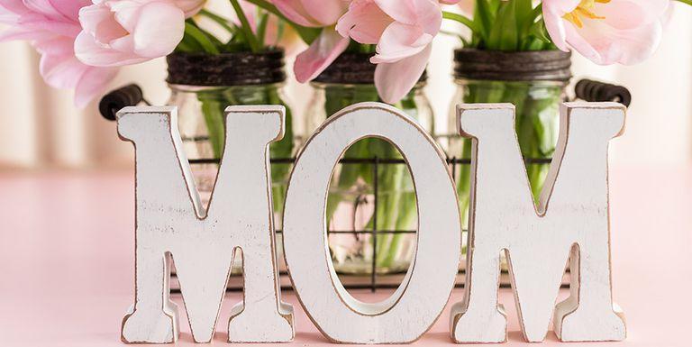 Mom decorative wooden sign with pink flowers in vases for bakery or cake decorating supplies.