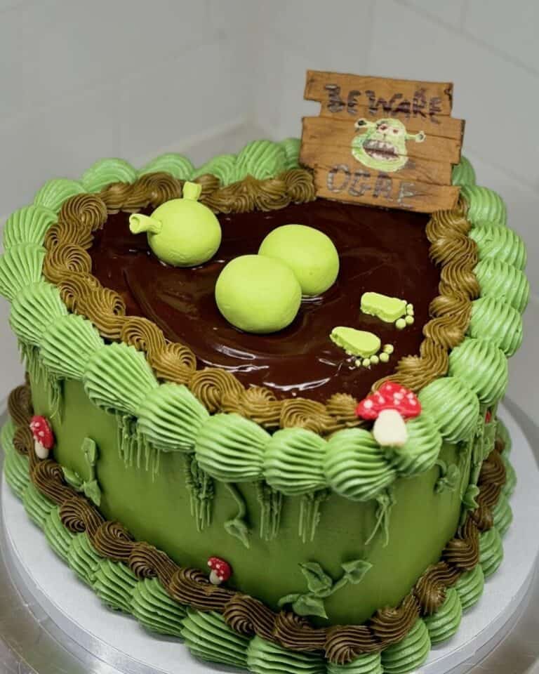 img 5032 Shrek-themed cake with green apples and sign.