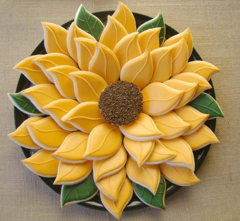 img 5042 Sunflower-shaped cookies with yellow petals and seeds.