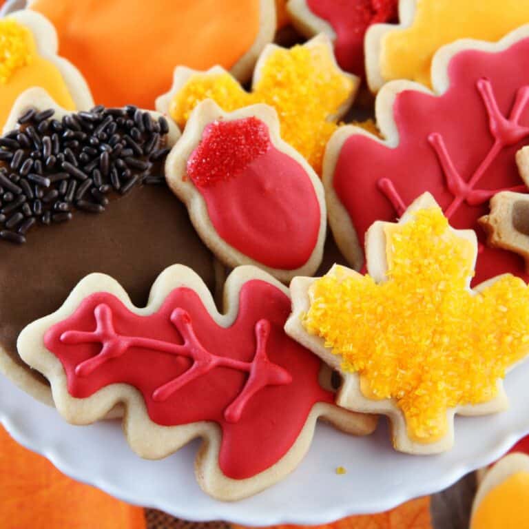xr:d:dafiyiumajo:1147,j:489041878524894661,t:23083007 Autumn-themed decorated sugar cookies on a plate.