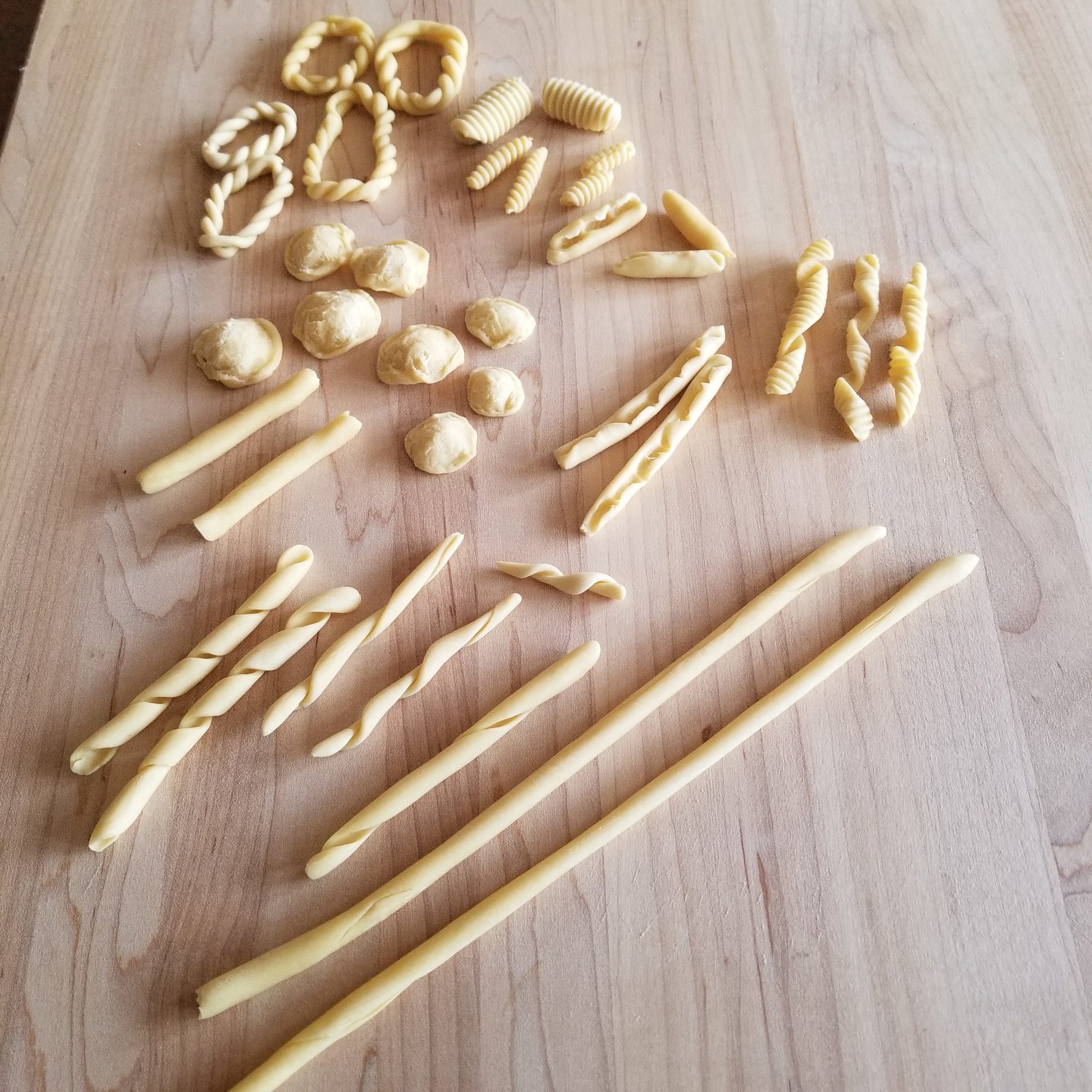 Decorative cake tools and edible embellishments for cake decorating, including twisted and spiral shapes, perfect for creating beautiful cake designs.